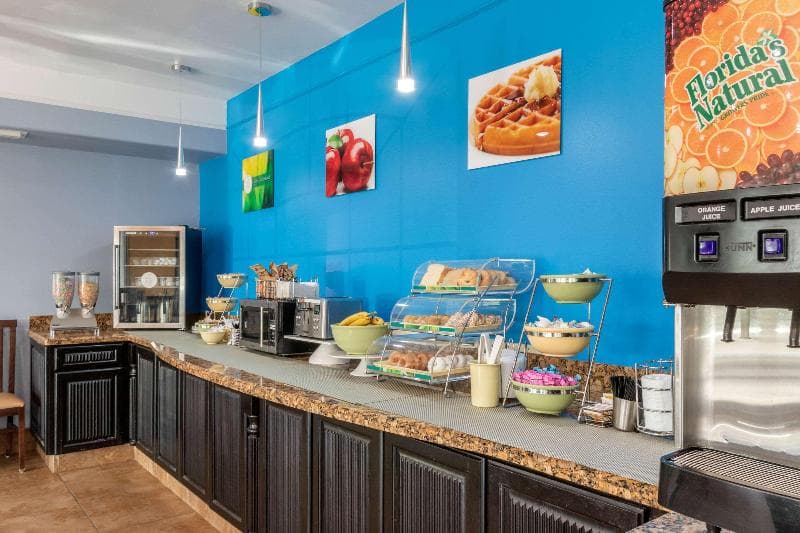 Quality Inn & Suites At The Outlets Mercedes/Wesla 5