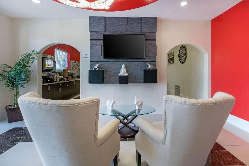 Econo Lodge Inn & Suites 5