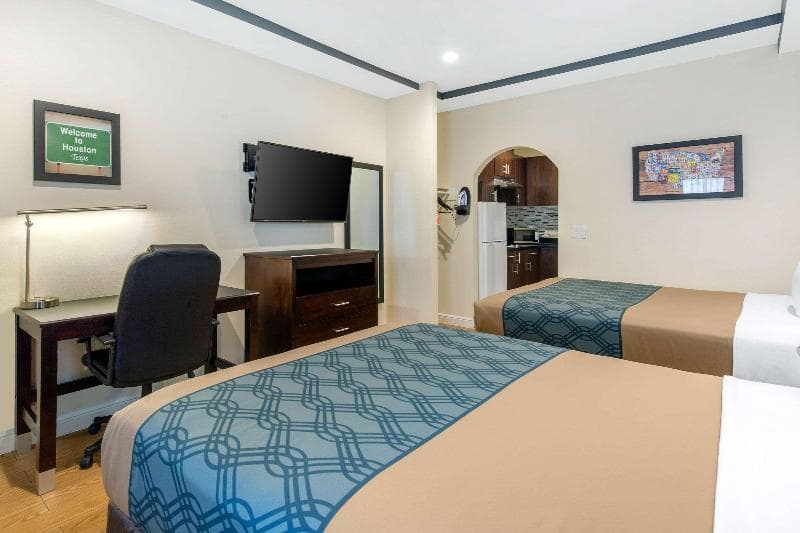 Econo Lodge Inn & Suites 3
