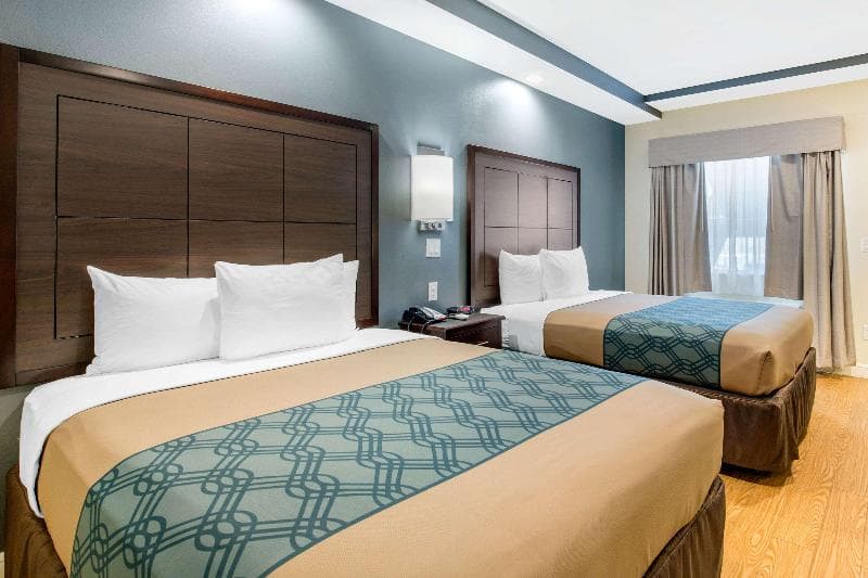Econo Lodge Inn & Suites 4