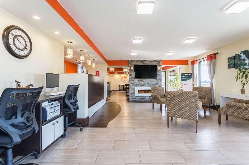 Econo Lodge White Pine main