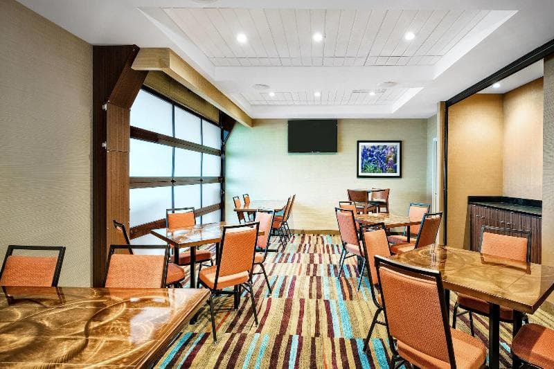 Fairfield Inn & Suites Van 1