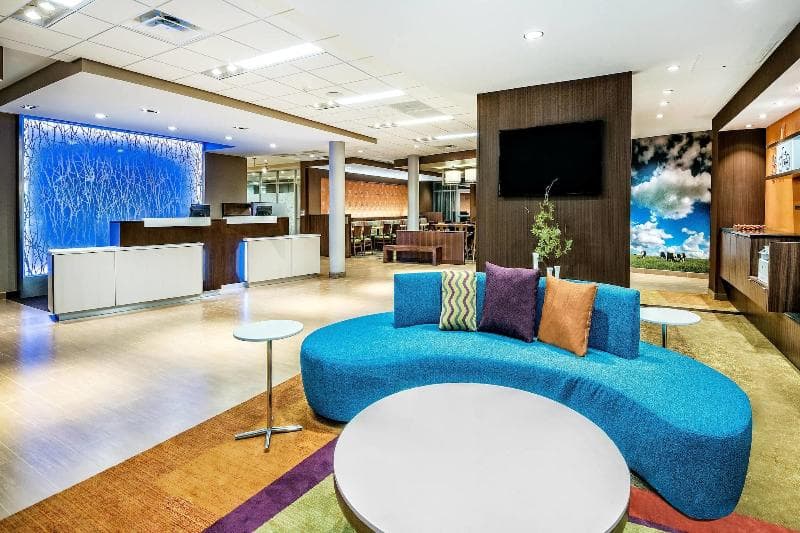 Fairfield Inn & Suites Van 5