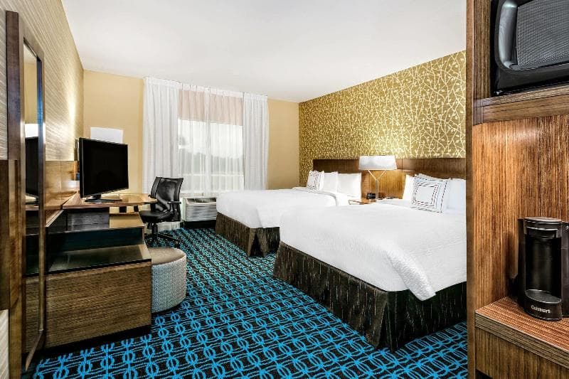 Fairfield Inn & Suites Van 4