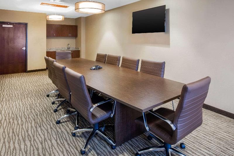 Comfort Inn & Suites 4
