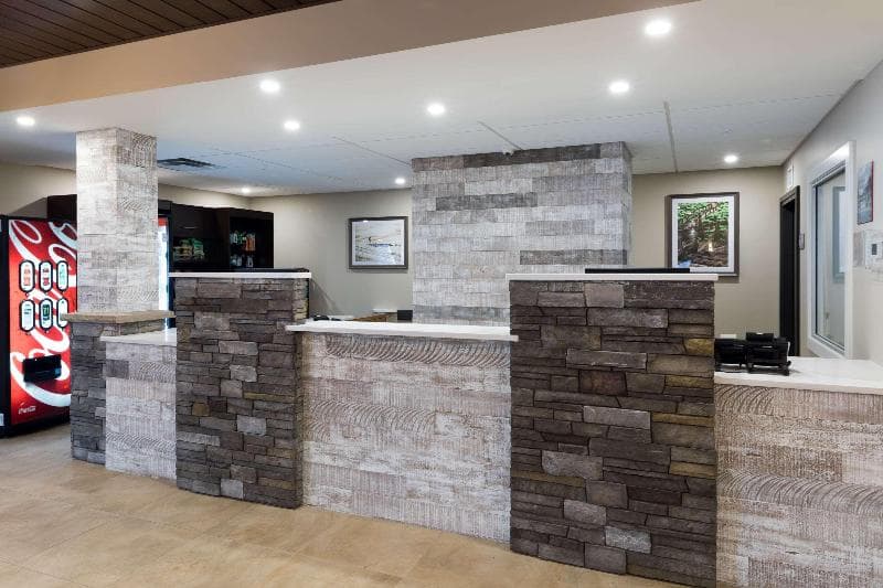 Ramada by Wyndham Revelstoke 4