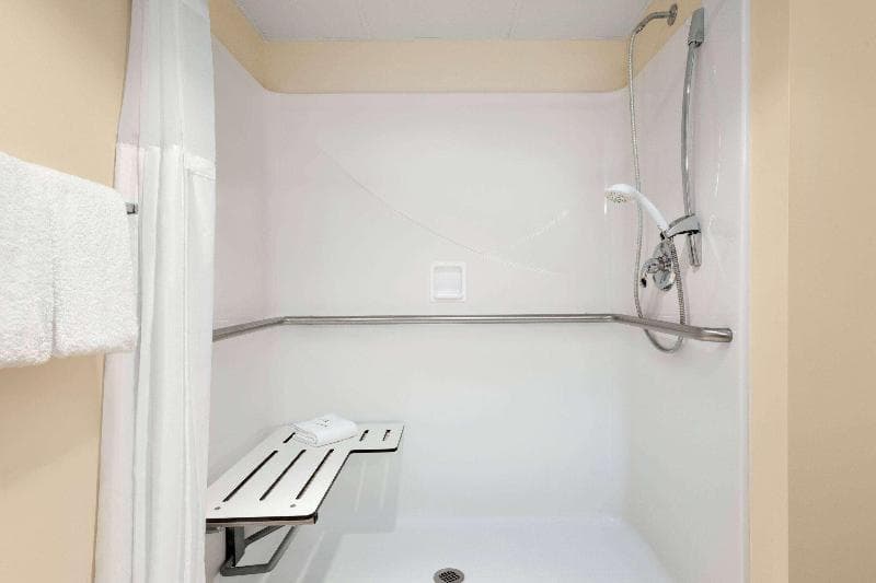 Ramada By Wyndham Alpena Hotel & Conference Center 5