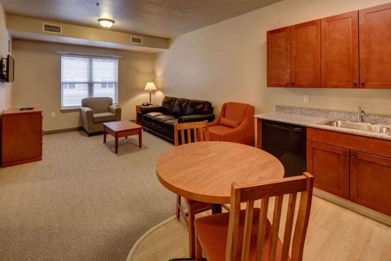 Clarion Hotel & Suites 4