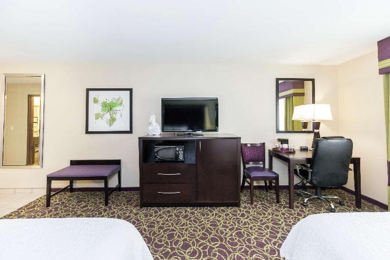 Hampton Inn & Suites Sandusky/Milan 4