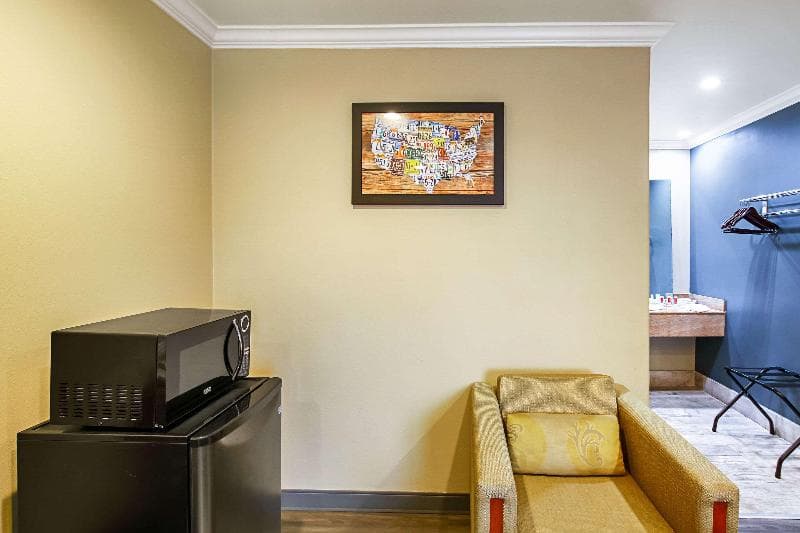 Econo Lodge San Bernardino I-215 3