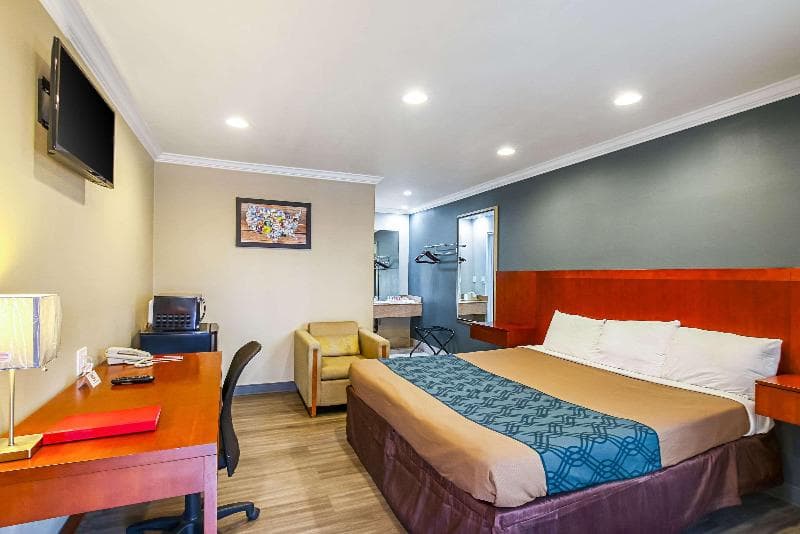 Econo Lodge San Bernardino I-215 5