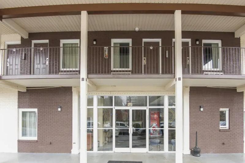 Econo Lodge 3