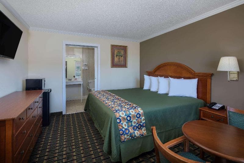 Travelodge By Wyndham Orangeburg 5