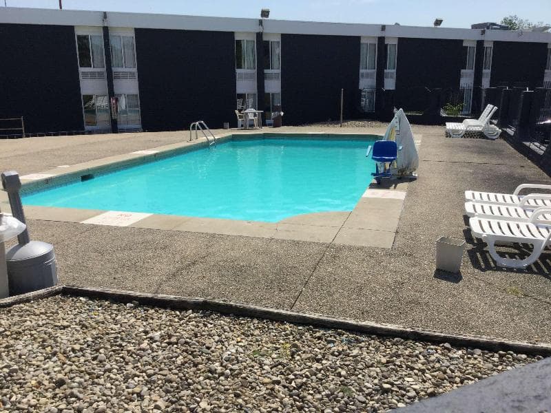 Days Inn & Suites By Wyndham Cincinnati North 5