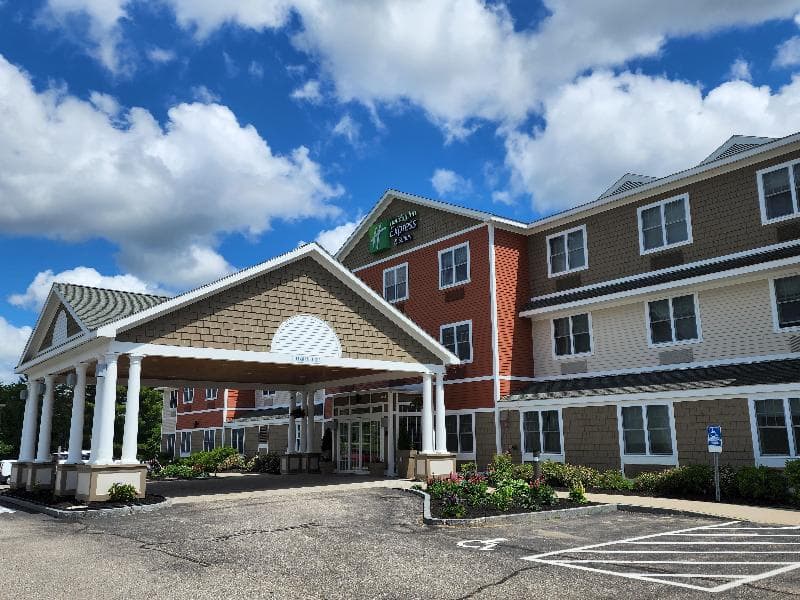 Holiday Inn Express & Suites Rochester 2