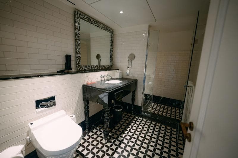 The Lalit London 4