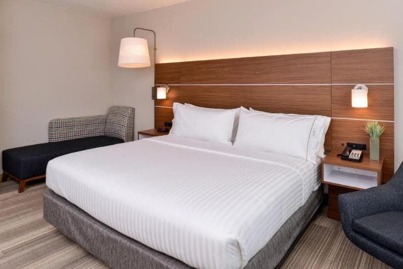 Holiday Inn Express & Suites St. Petersburg - Madeira Beach 5