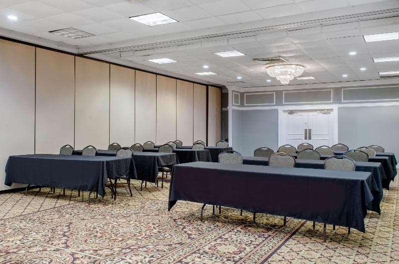 Ramada By Wyndham Shreveport Airport photo 1