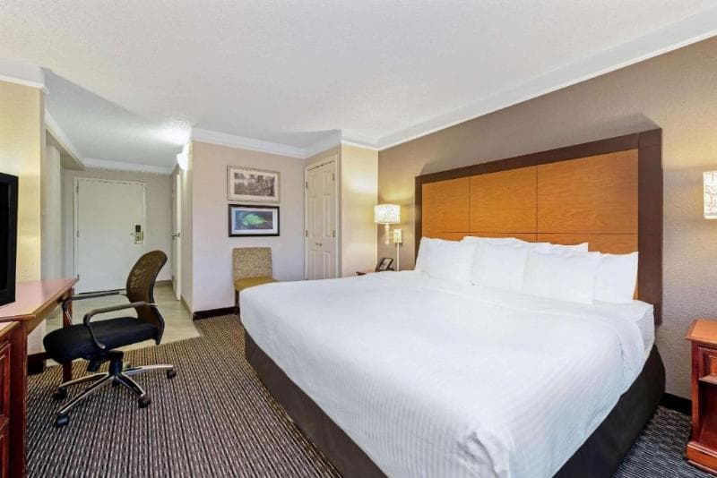 La Quinta Inn & Suites by Wyndham New Orleans Airport 3