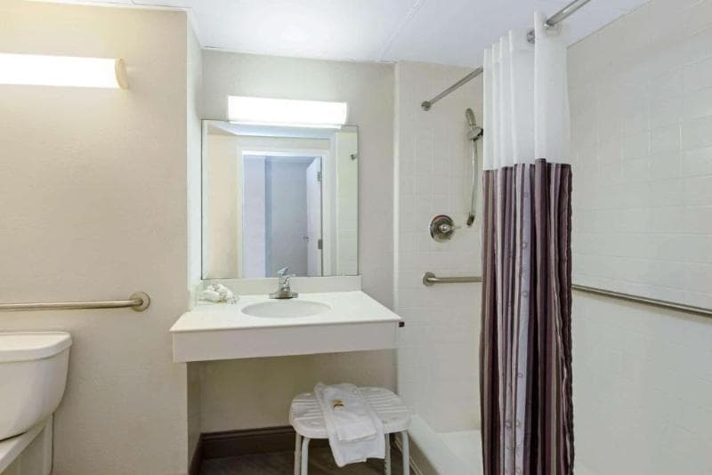 La Quinta Inn & Suites by Wyndham New Orleans Airport 5