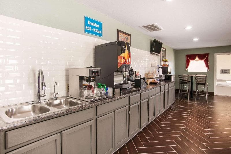 Rodeway Inn 3