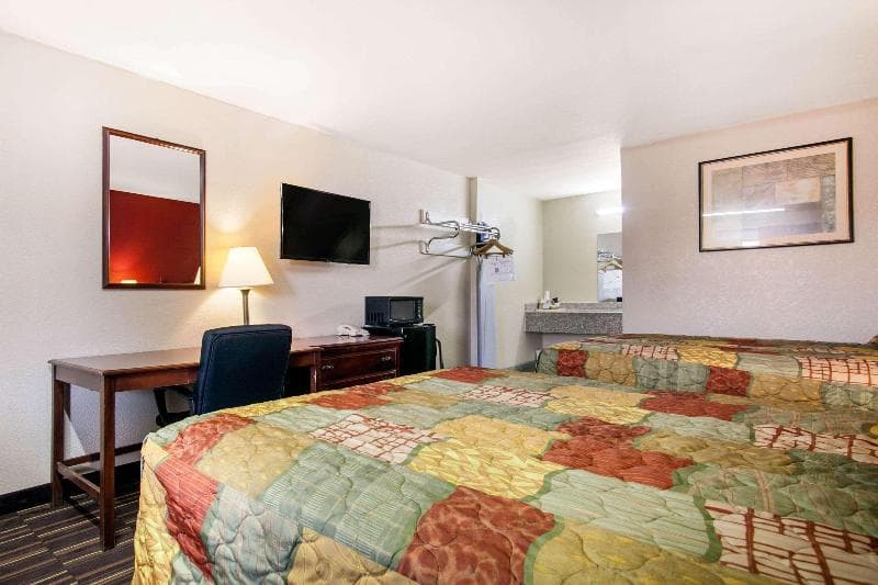 Rodeway Inn 4
