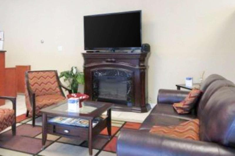 Quality Inn & Suites Airport 3