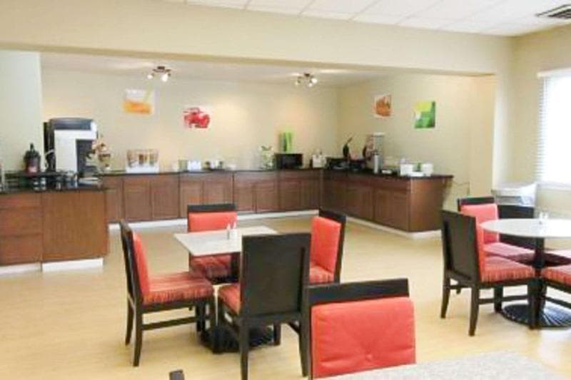 Quality Inn & Suites Airport 5