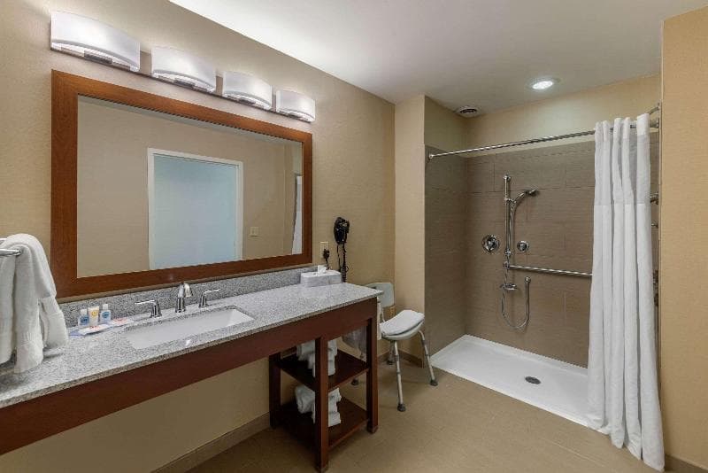Comfort Inn & Suites Northern Kentucky 3