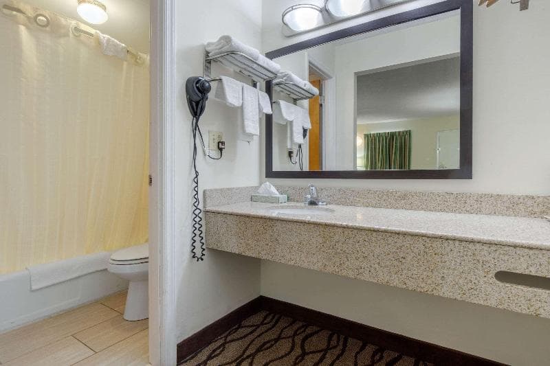 Rodeway Inn photo 1