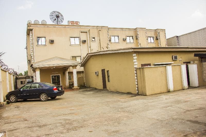 Creme Suites & Hotel 3