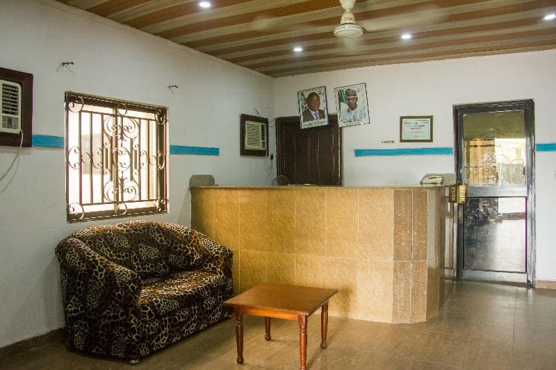 Creme Suites & Hotel 5
