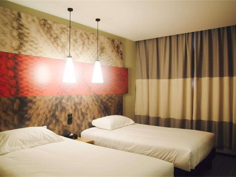 Ibis Chengdu Meizhou Center 5