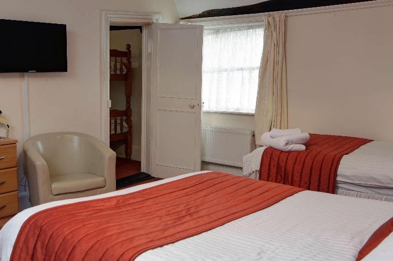 Cedars Hotel & Restaurant 5