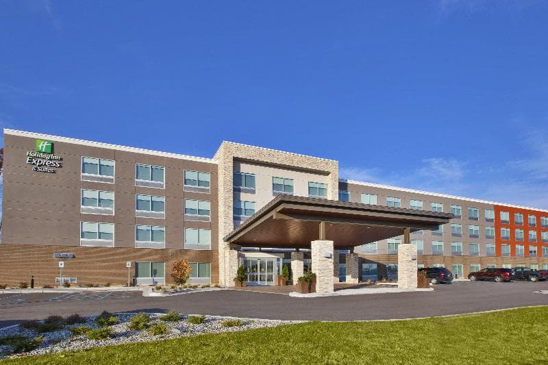 Holiday Inn Express & Suites Grand Rapids-Airport 3