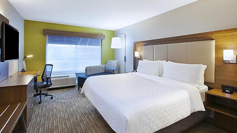 Holiday Inn Express & Suites Grand Rapids-Airport 4