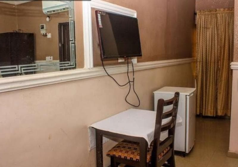Oakland Suites 5