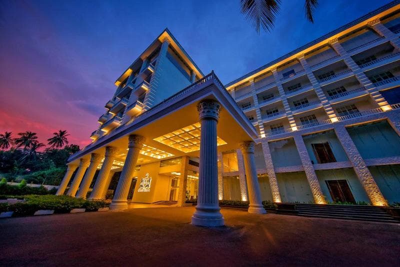 The Golden Crown Hotel 2