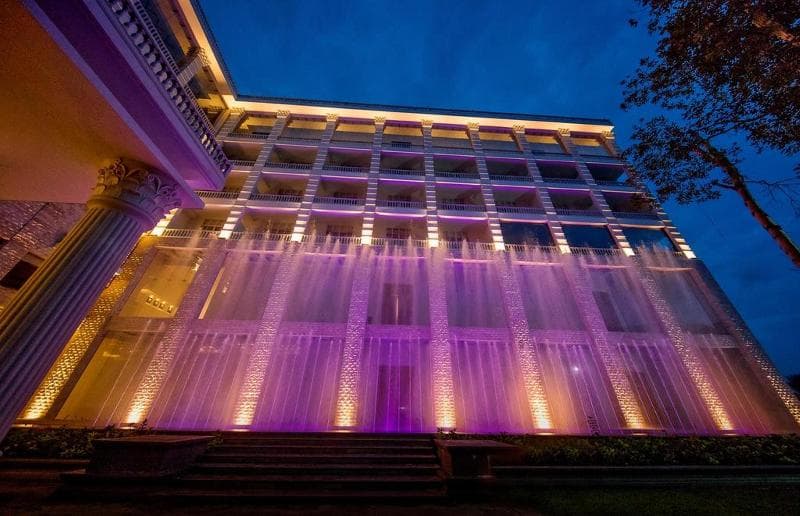 The Golden Crown Hotel 4