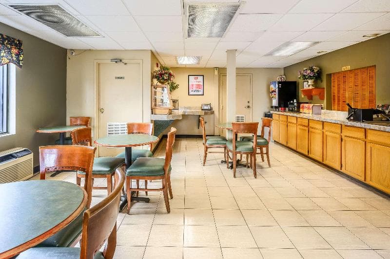 Econo Lodge 3