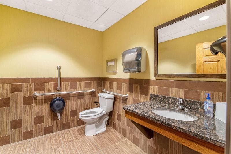 Comfort Inn & Suites 4
