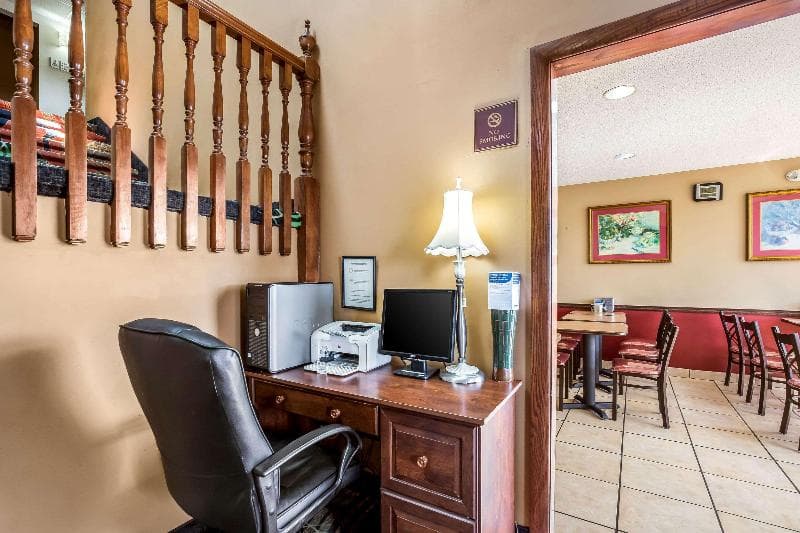 Econo Lodge Inn & Suites photo 1