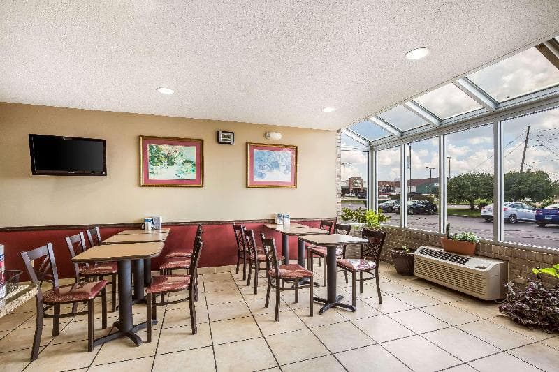 Econo Lodge Inn & Suites 4