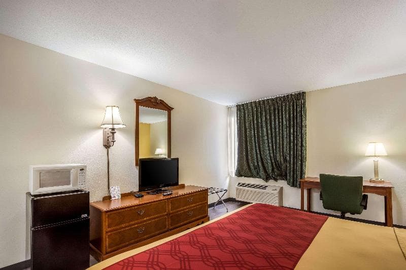 Econo Lodge Inn & Suites 3