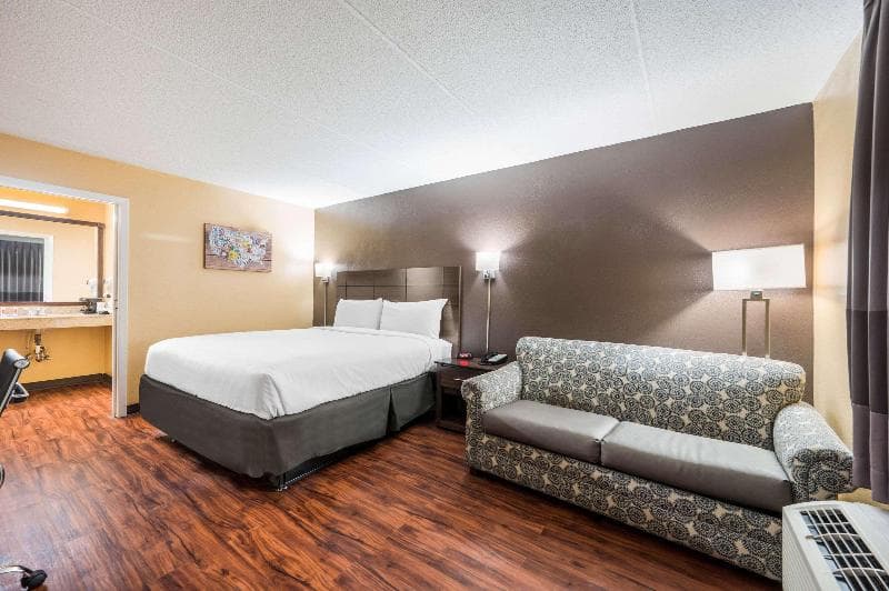 Econo Lodge 3