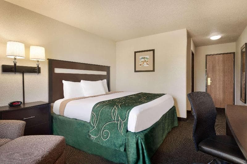 Travelodge By Wyndham Jefferson City 4