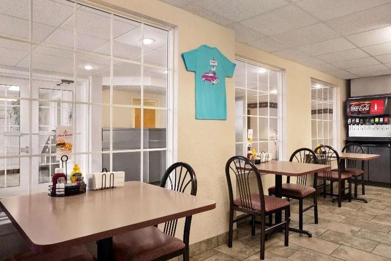 Travelodge By Wyndham Fort Scott 2