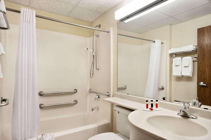 Travelodge By Wyndham Fort Scott 3