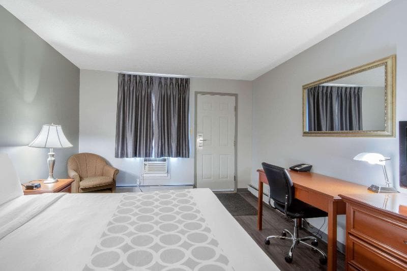 Econo Lodge 2