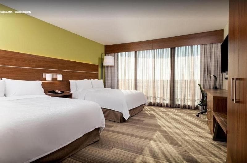 Holiday Inn Express & Suites Santa Ana - Orange County 2